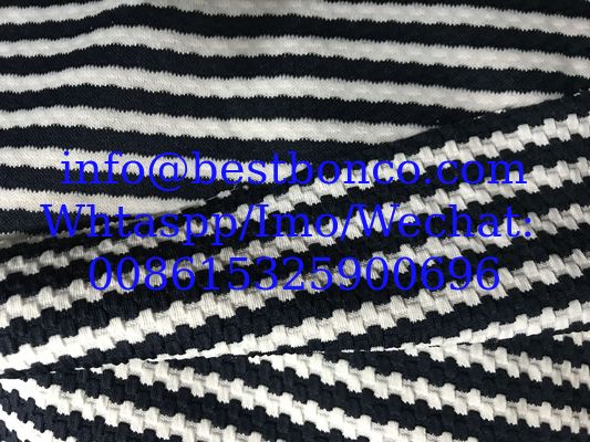 Fabricación de tejidos de punto de diseño con tiras de verificación de hilo catiónico